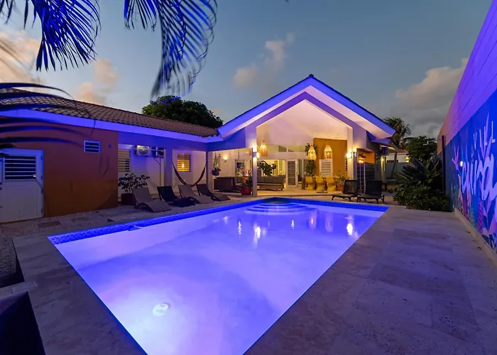 Villa Curazon met privézwembad vlakbij het strand!